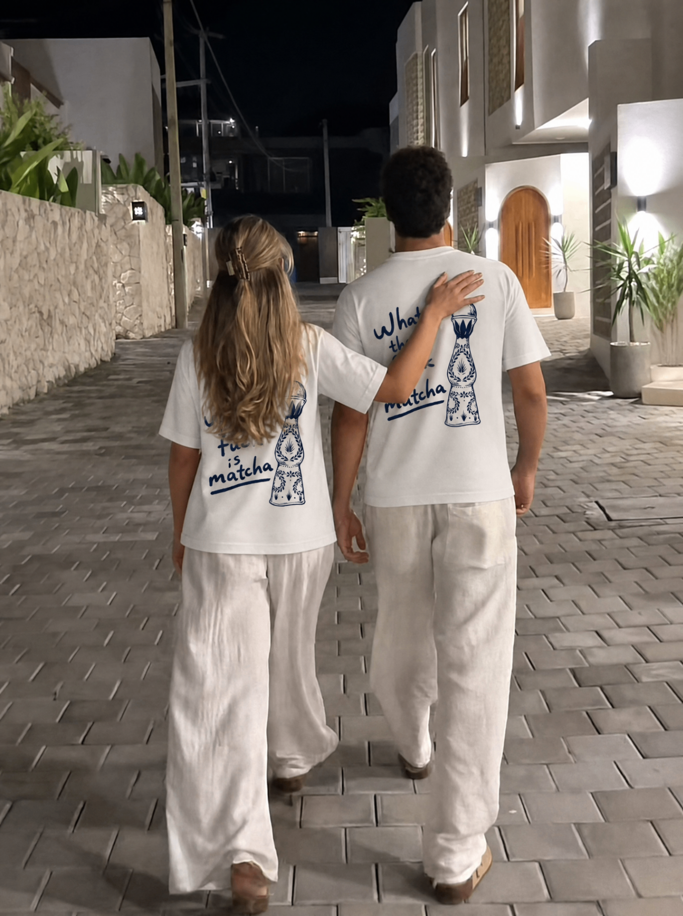 Community entry op straat in een Blush Atelier tee